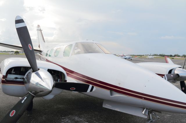 Beechcraft Duke (N422SB)