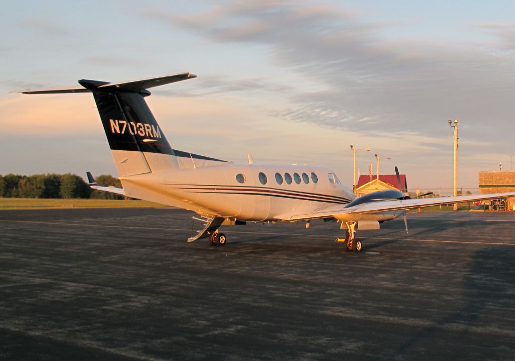 Beechcraft Super King Air 200 (N703RM) - Very nice paint scheme!