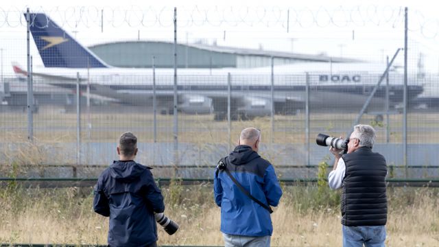 — — - My friends Carballo, Roman and Aldana, at a spotting point at London Heathrow Airportbr /br /18 July 2019