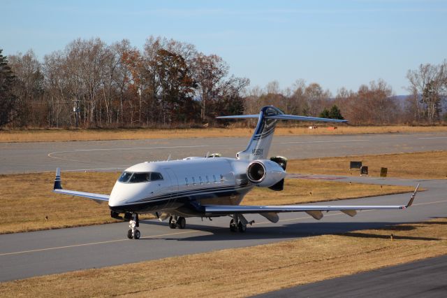 Bombardier Challenger 300 (N985KM)