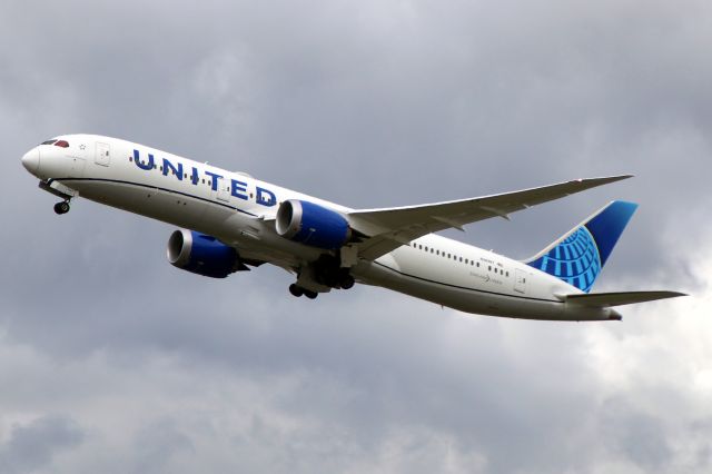 Boeing 787-9 Dreamliner (N28987) - Airborne off rwy 27R on 6-Jun-21 operating UAL928 to KORD on its first visit to EGLL.