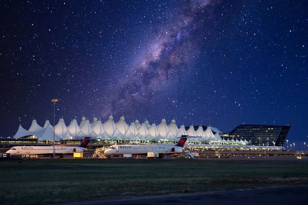 McDonnell Douglas MD-90 (N960DN) - Stary night