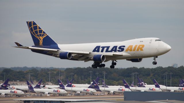 Boeing 747-400 (N499MC)