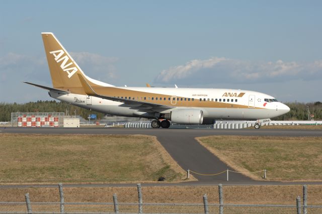 Boeing 737-700 (JA02AN) - Taxing at Narita Intl Airport on 2006/12/30 Gold Jet ANA c/s