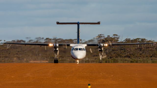 de Havilland Dash 8-300 (VH-XFZ)