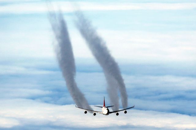 — — - Mid atlantic flying east to west April 19, 2012- amazing image B747 passing 2000 ft below us at FL39 - closing speed over 1000 mile an hour! This was the best of a series of images . . .