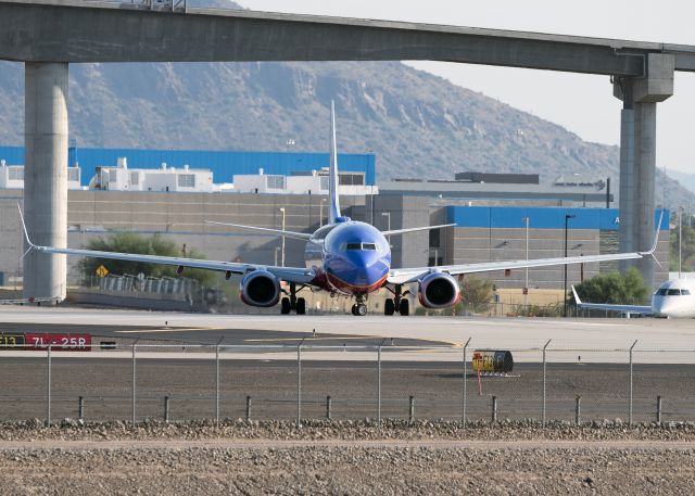 Boeing 737-800 (N8302F)