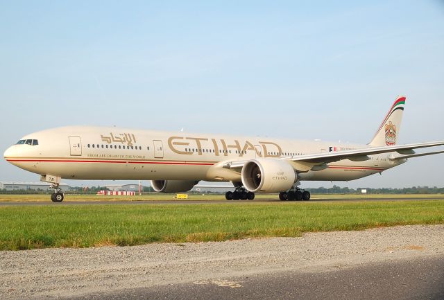 BOEING 777-300 (A6-ETB)