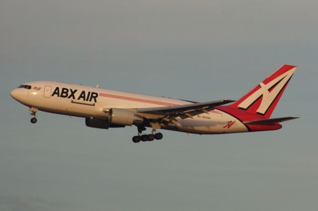BOEING 767-200 (N312AA)