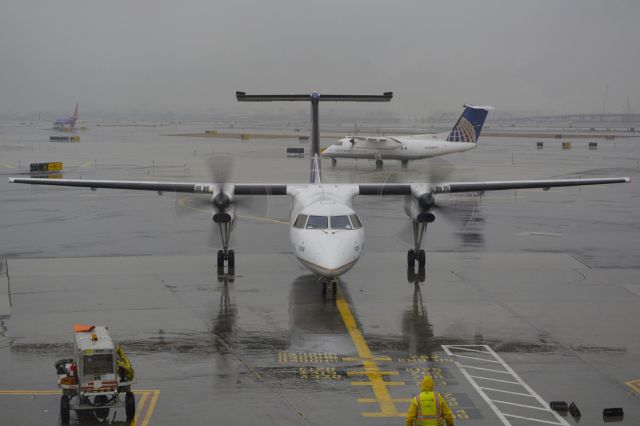 de Havilland Dash 8-300 (N876CA)