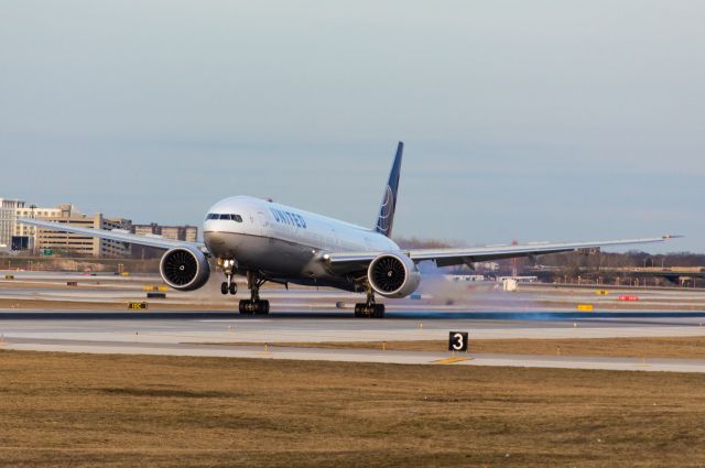 BOEING 777-300 —
