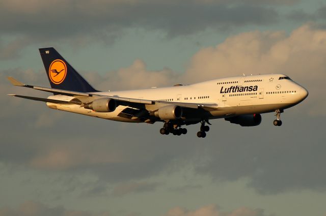 Boeing 747-400 (D-ABVU) - LH 420 from Frankfurt on final approach to 22L