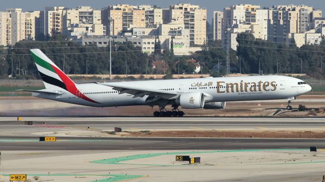 BOEING 777-300 (A6-ENZ) - 17/12/2022:br /Flight from Dubai (DXB) touch-down on runway 12.