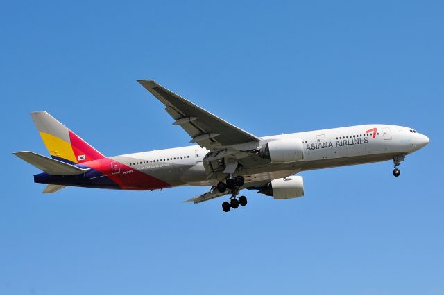 Boeing 777-200 (HL7775)