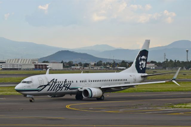 Boeing 737-800 (N520AS) - Boeing B737-8EH N520AS MSN 36481 of Alaska Airlines with old colors and "Proudly All Boeing" taxiing for take off from Mexico City Airport (07/2018).