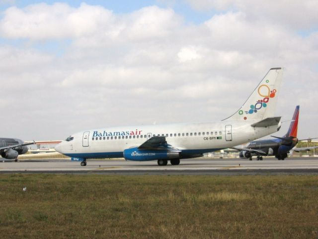 Boeing 737-200 (C6-BFM)