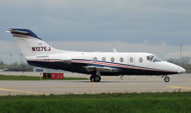 Beechcraft Beechjet (N127EJ) - Hawker 400A taxiing to runway 23