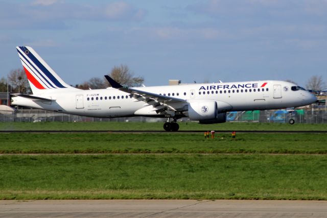 Airbus A220-300 (F-HZUM) - Touching down on rwy 09L on 2-Apr-23 operating flight AFR1280 from LFPG.