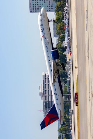 Boeing 757-200 (N6716C)