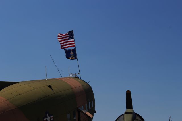 Douglas DC-3 (N2805J)