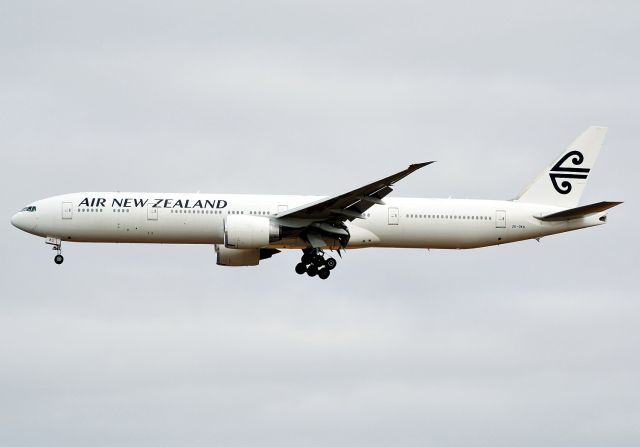 BOEING 777-300 (ZK-OKU)