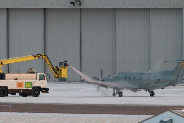 Pilatus PC-12 (N438TW) - A quick De-Icing before take-off