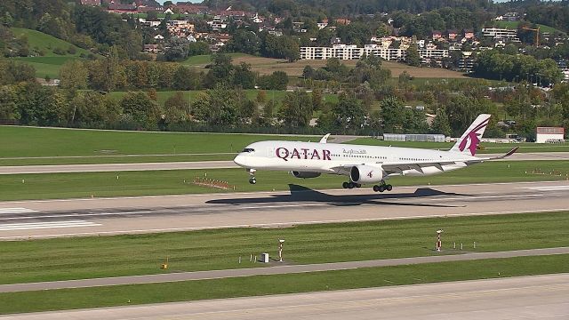 Airbus A350-900 (A7-ALL) - final approch RWY28 from Doha