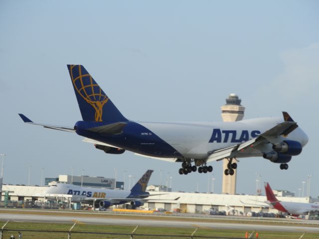Boeing 747-400 (N477MC)