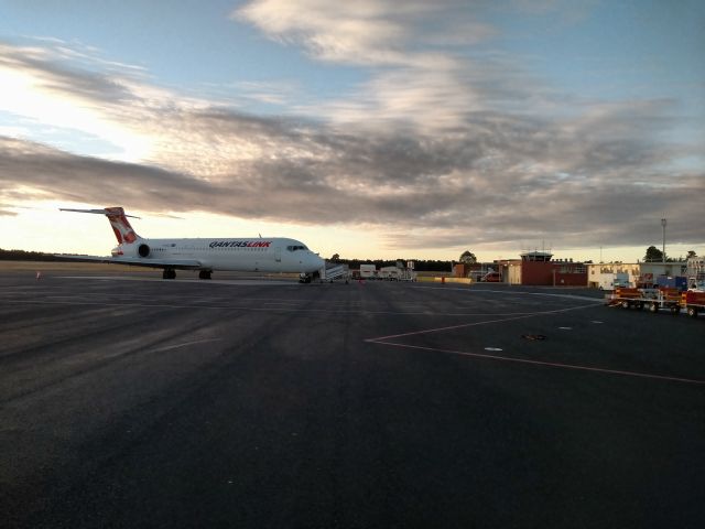 Boeing 717-200 (VH-NXR) - Early morning sunrise at YMHB (Hobart Int'l)