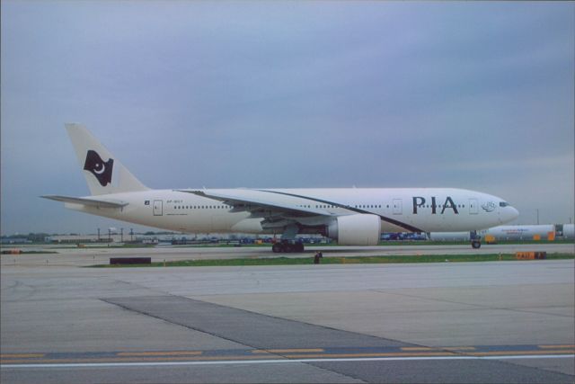 Boeing 777-200 (AP-BGY)