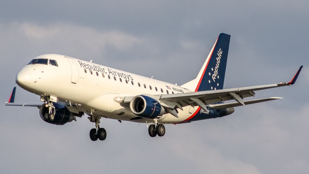 Embraer 170/175 (N806MD)