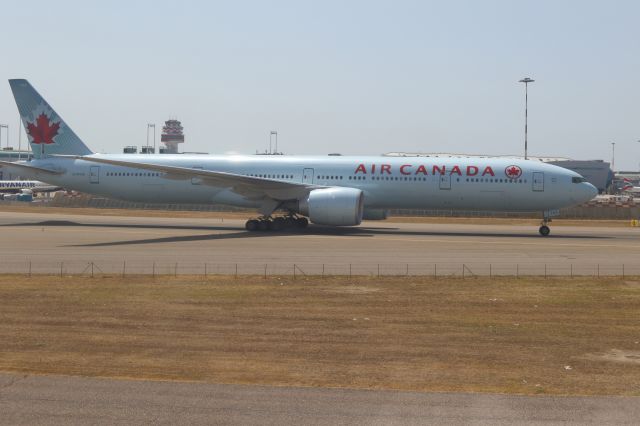 Boeing 777-200 (C-FIVW)