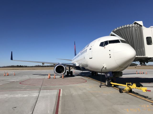 Boeing 737-900 (N828DN)