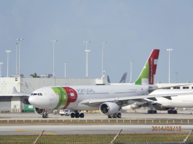 Airbus A330-200 (CS-TOL)