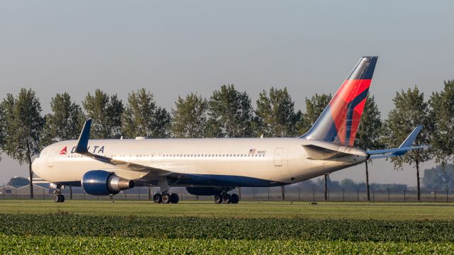 BOEING 767-300 (N1602)