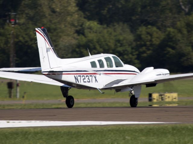 Beechcraft Baron (58) (N7237X) - Take off runway 08.