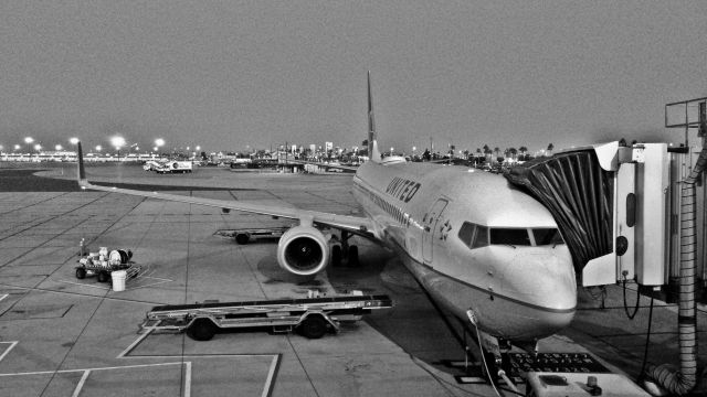 Boeing 737-700 —