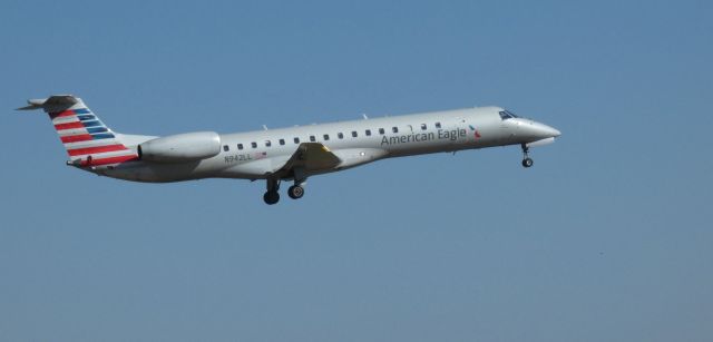 Embraer ERJ-145 (N942LL) - On short final is this 2005 American Airlines Eagle Embraer 145LR from the Spring of 2022.