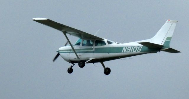 Cessna Skyhawk (N91QS) - Shortly after departure is this 1976 Cessna 172N Skyhawk in the Summer of 2021.