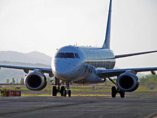 Embraer ERJ-190 (N175HQ)