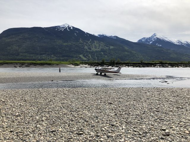 Cessna Skyhawk (C-GIMS) - Gravel bar fishing 