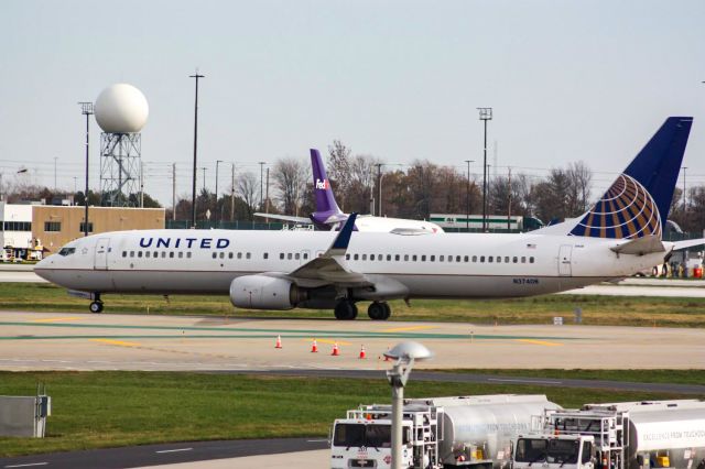 Boeing 737-700 (N37408) - United taxiing after arrival on new renovated runway from garage 