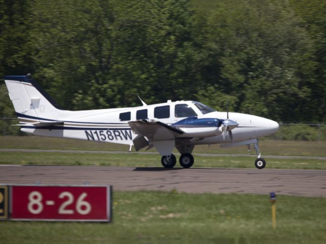 Beechcraft Baron (58) (N158RW) - Perfect landing runway 08 at Danbury CT.