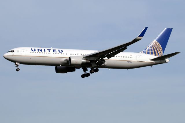 BOEING 767-300 (N670UA)