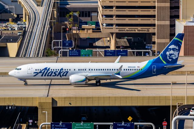 Boeing 737 MAX 9 (N995AK) - An Alaska Airlines 737 MAX 9 taxiing at PHX on 1/25/23. Taken with a Canon R7 and Tamron 70-200 G2 lens.