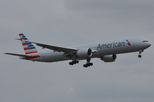 Boeing 777-200 (N719AN) - American Airlines - Boeing 777-300ER - N719AN - Landing Dallas/Ft Worth International(DFW) from London Heathrow(LHR) - 03/30/2013