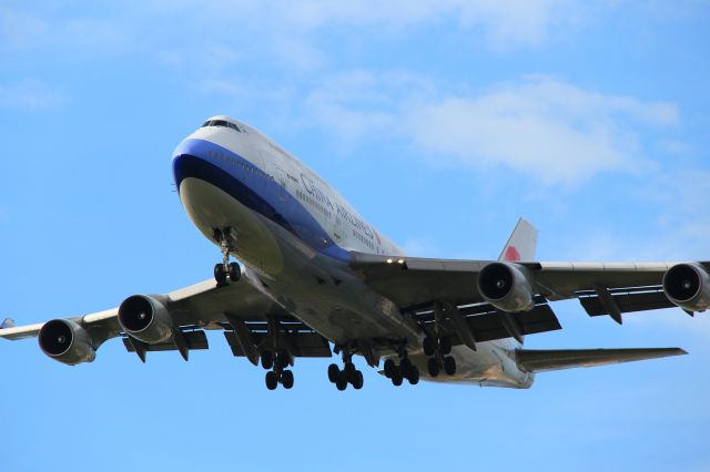 Boeing 747-400 (B-18207)