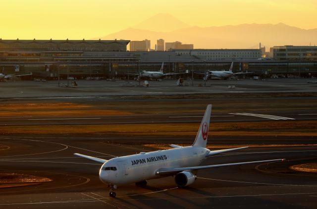 BOEING 767-300 (JA615J)