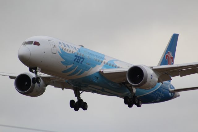 Boeing 787-9 Dreamliner (B-20EH) - A China Southern B787-9 on final approach into LHR, landing on runway 27L.br /br /Location: Myrtle Ave.br /Date: 31.07.22 (dd/mm/yy).