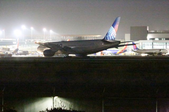 Boeing 777-200 —